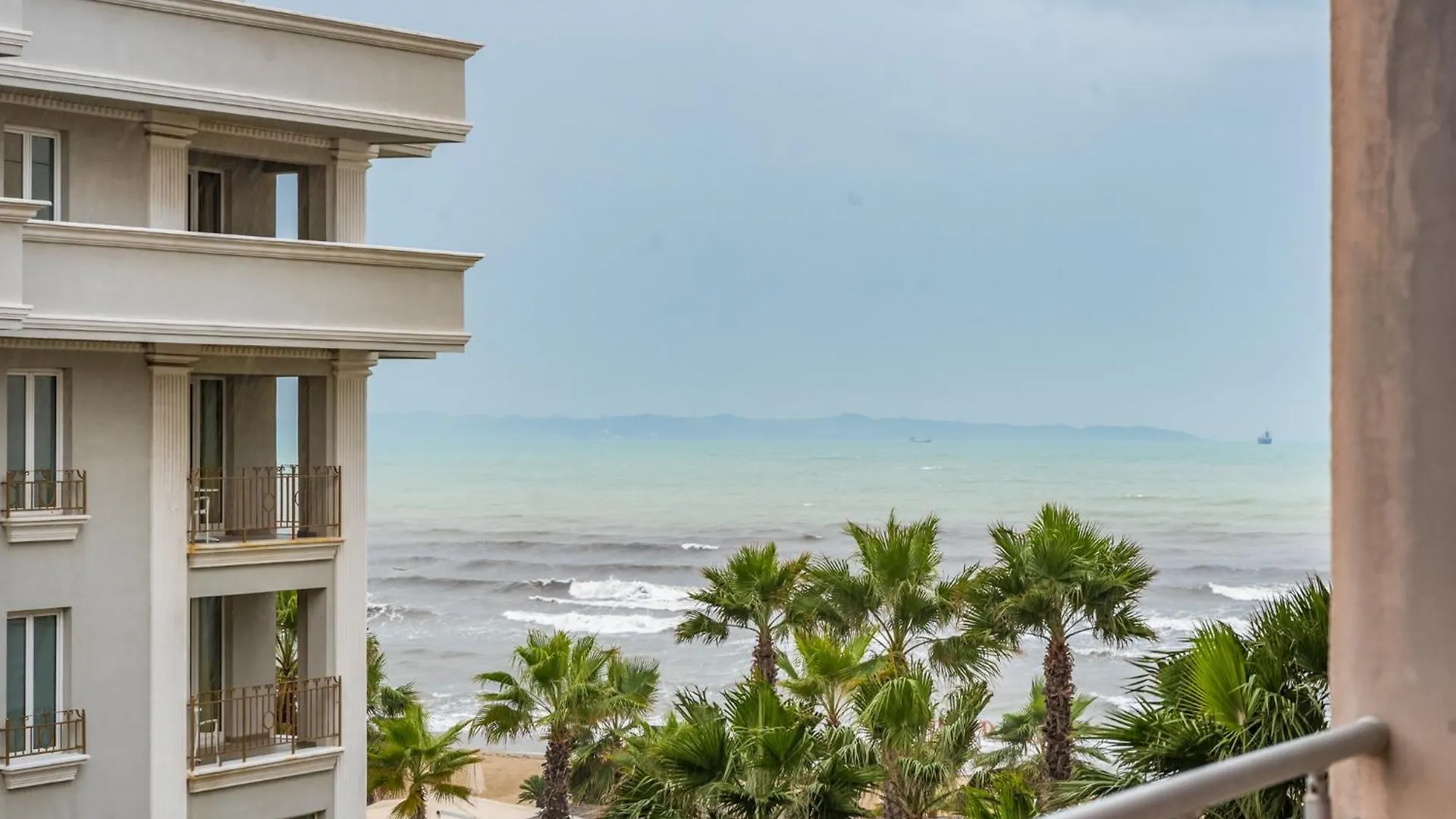 Royal Serenity Beachfront Two-Bedroom Suite Durrës